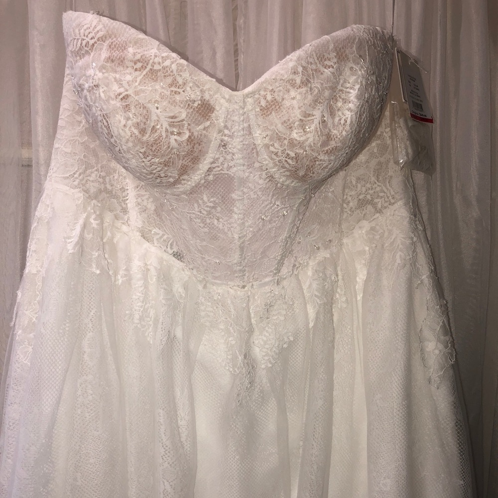 HOST PICK ✨ Floral Appliqué Corset Bodice Wedding Gown 🤍 - Picture 8 of 17